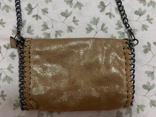 Bolso dorado con brillo y cadena