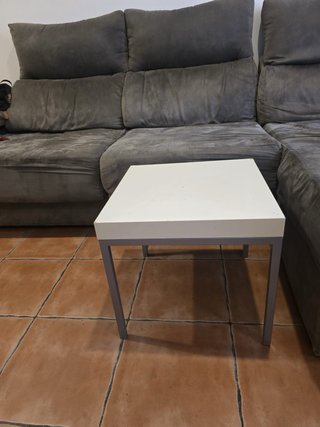 Mesa Ikea blanca. Ideal para el salón o hacitación
