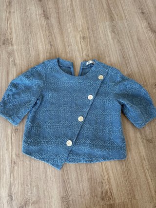Chaqueta azul con botones