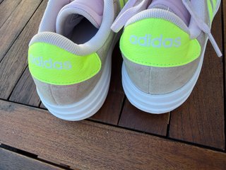 Zapatillas Adidas rosas y amarillo fosforescente