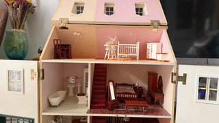 Casa de muñecas de madera