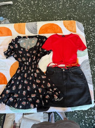 Conjunto floral negro y top rojo T.L
