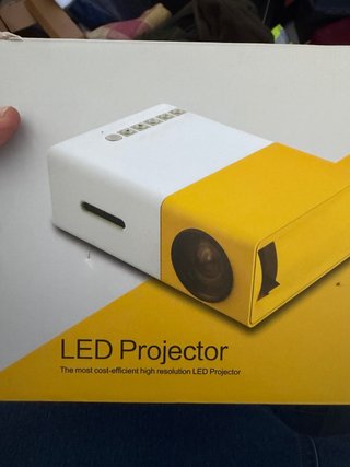 Mini Proyector LED Blanco y Amarillo