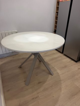 Mesa redonda diseño patas madera