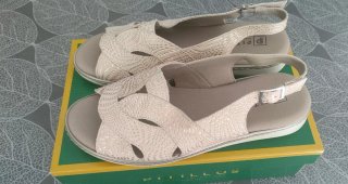 Sandalias doradas pitillos