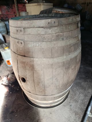 Barriles grandes a 175 euros. Medianos a 100euros