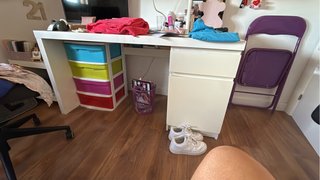 Escritorio blanco con cajones de colores