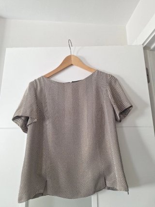 Blusa dorada y negra con estampado zigzag.