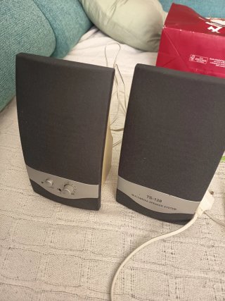 Altavoces para conectar, en ordenador o pantalla