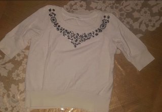 Maglia bianca con decorazioni