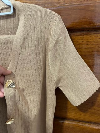 Traje beige y dorado