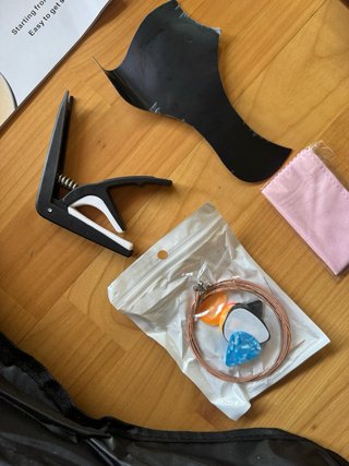 Guitarra acústica con funda y complementos