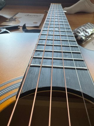 Guitarra acústica con funda y complementos