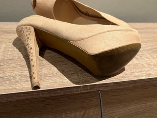 Zapatos de tacón nude con pedrería y plataforma (T