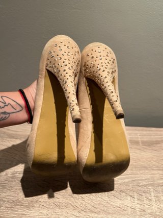 Zapatos de tacón nude con pedrería y plataforma (T
