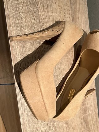 Zapatos de tacón nude con pedrería y plataforma (T