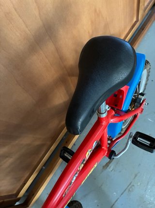 Bicicleta infantil de 14” con diseño patrulla