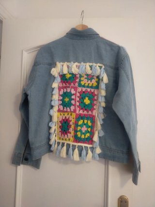 Chaqueta vaquera con crochet