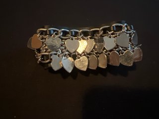 Pulsera cuero y corazones plata