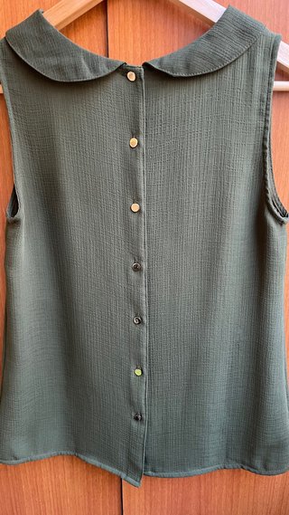 Blusa verde con cuello Peter Pan y lentejuelas