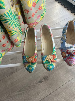 Traje fallera +2 corpiños +zapatos talla 34/36