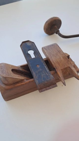 Cepillo y berbiquí carpintero herramientas antigua