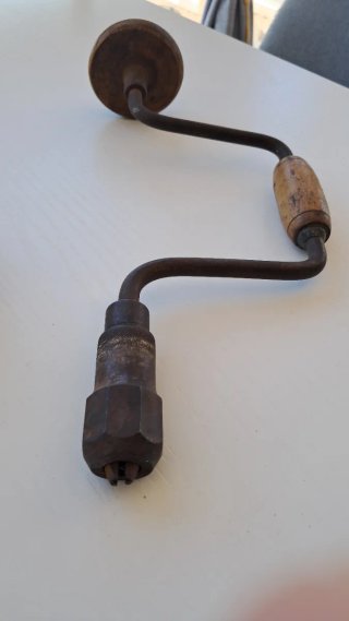 Cepillo y berbiquí carpintero herramientas antigua