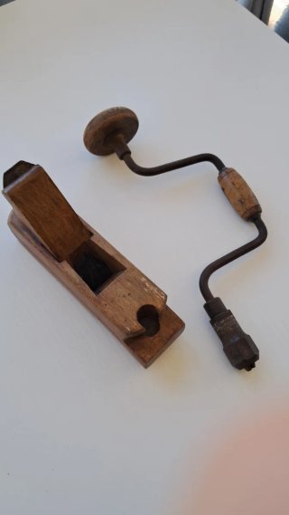 Cepillo y berbiquí carpintero herramientas antigua