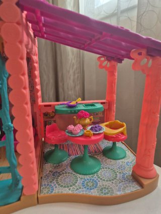 Casa de muñecas con accesorios