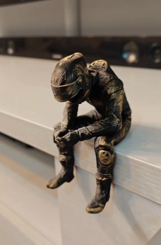 Figura Motero pensativo efecto bronce