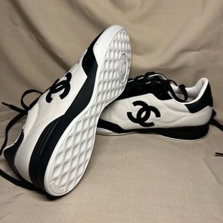 Sneakers Chanel bianche e nere
