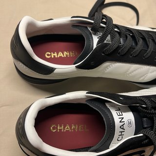 Sneakers Chanel bianche e nere