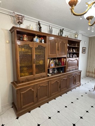 Mueble de salón vintage de madera con vitrinas