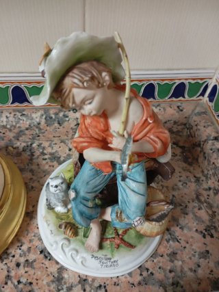Figura de porcelana Pescador con gato 20cm