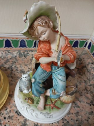 Figura de porcelana Pescador con gato 20cm