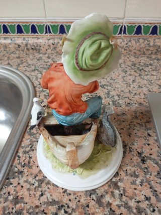Figura de porcelana Pescador con gato 20cm