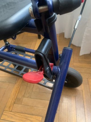 Andador nuevo con frenos y bandejas, plegable