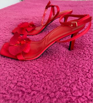 Sandalias de tacón rojo sin estrenar