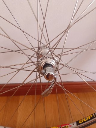 Rueda delantera bici carretera