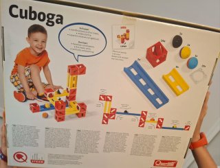 Cuboga, juego de construcción de circuitos.