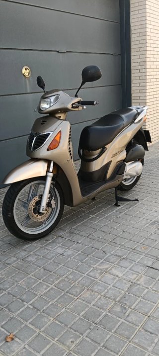 Honda sh 125 con etiqueta