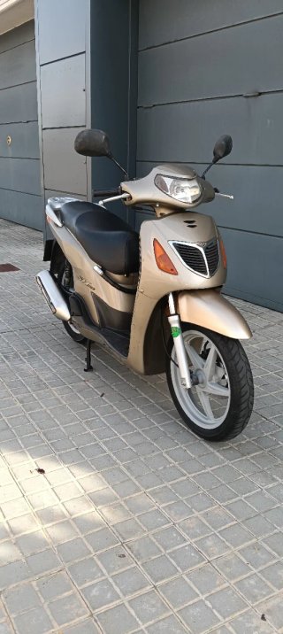 Honda sh 125 con etiqueta