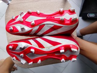 Botas de fútbol Adidas rojas y blancas