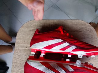 Botas de fútbol Adidas rojas y blancas