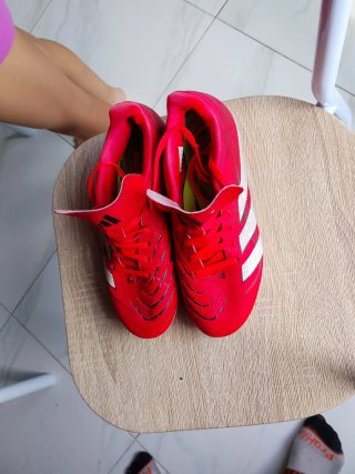 Botas de fútbol Adidas rojas y blancas