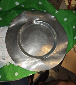 Plato antiguo de estaño heráldico