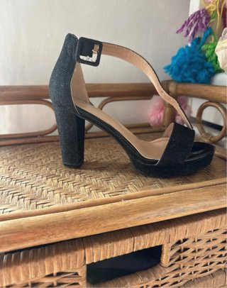 Tacones negros de fiesta