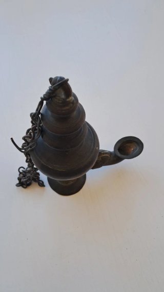 Antigua lámpara aceite bronce Makara S.XVIII