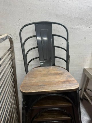 Sillas de metal y madera