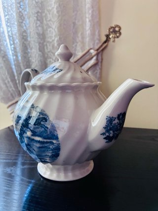 Tetera inglesa de cerámica azul y blanca